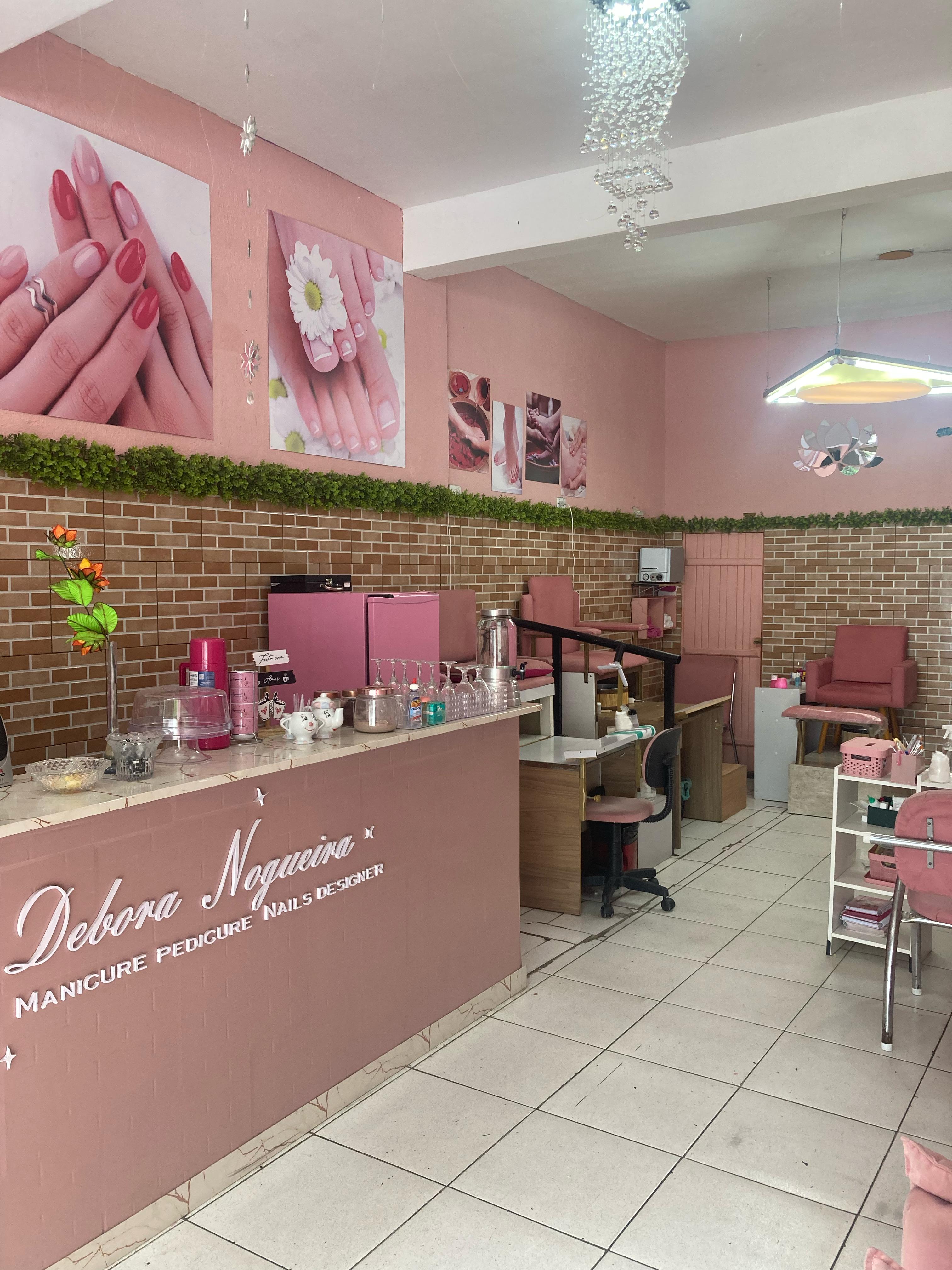 Manicure em ação com cliente